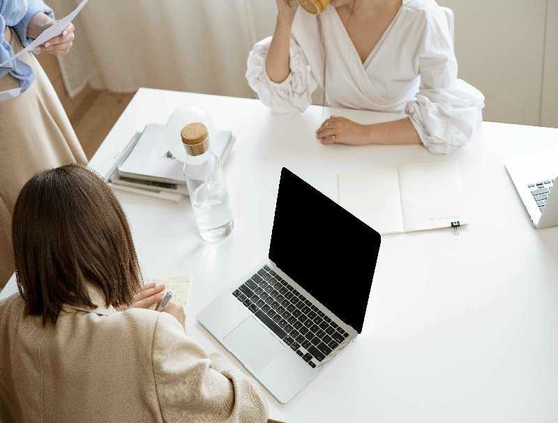 電話呼叫中心機(jī)器人如何結(jié)合人工坐席協(xié)同作業(yè)